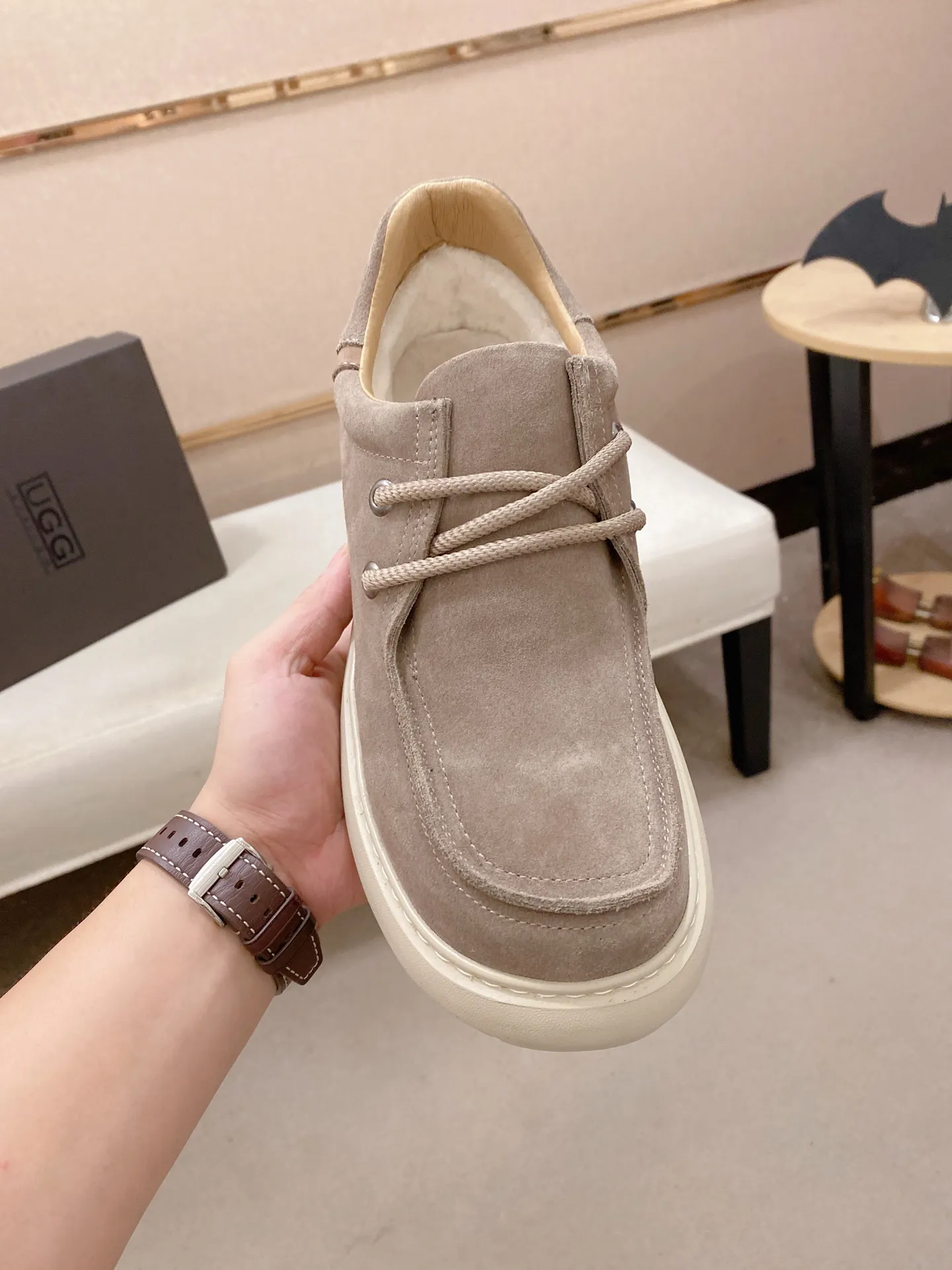 Factory price: 600💰New UGG fur-integrated men's simple and fashionable snow shoes. The most worth buying at the end of this year are warm casual shoes. Whether you are out and about at home, their comfortable and warm performance will be your most suitable fashion companion! The material is cowhide upper and imported wool is used inside. Two layers of cowhide for warmth and comfort! The eva+ rubber patch outsole is cushioned, non-slip and wear-resistant, and has good elasticity. It is light and wear-resistant, comfortable and soft, and the new simple cut is more fashionable. It has both practicality and fashion sense, so you no longer have to worry about how to match it in winter, while still maintaining your fashionable taste. High-quality genuine wool produced in Dongguan. The material depends on the details! Size: 39-40-41-42-43-44-45 sneaker size